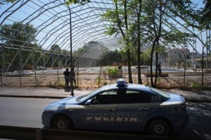 La polizia presso il cantiere di Via Deruta a Milano