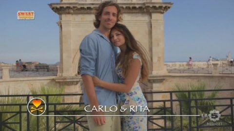 Sweet Sardinia: la seconda puntata LIVE. Il team blu vince la sfida a squadre. Eliminati Rita & Carlo del team bianco!